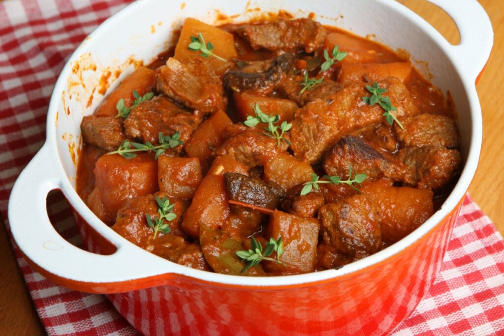 Carne na panela de pressão: 7 receitas suculentas para o jantar