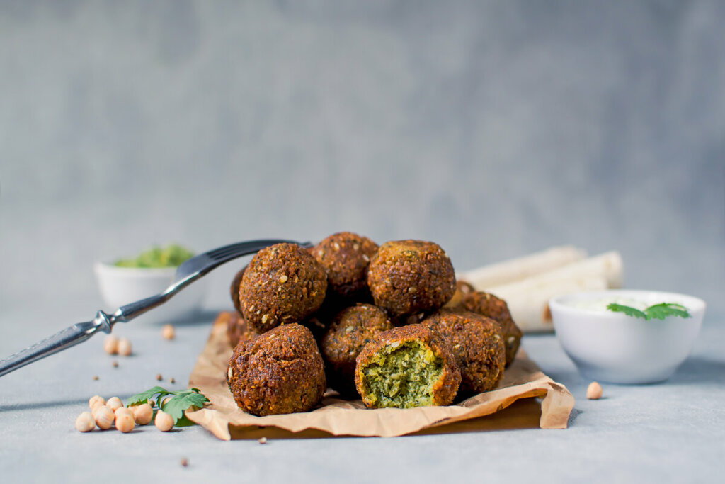 Grão-de-bico: 8 receitas vegetarianas práticas e saudáveis para incluir no cardápio