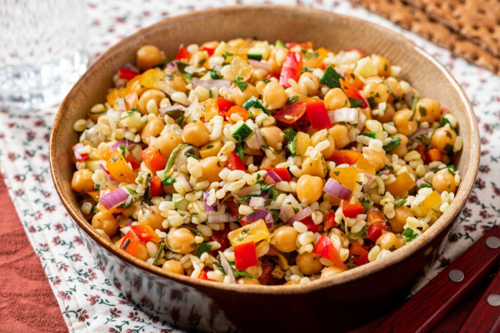 Grão-de-bico: 5 receitas leves e ricas em proteínas para o almoço