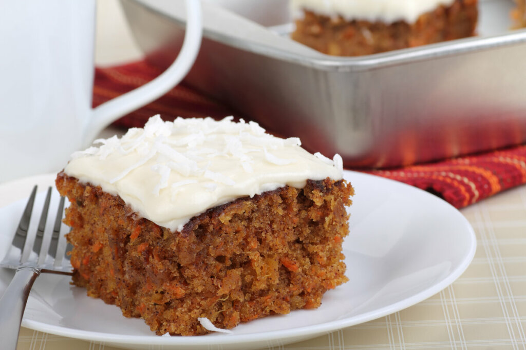 Bolo de cenoura: 7 receitas práticas com cobertura