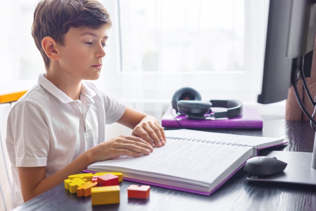 Falta de livros em braille nas escolas em 2026 reacende debate sobre inclusão