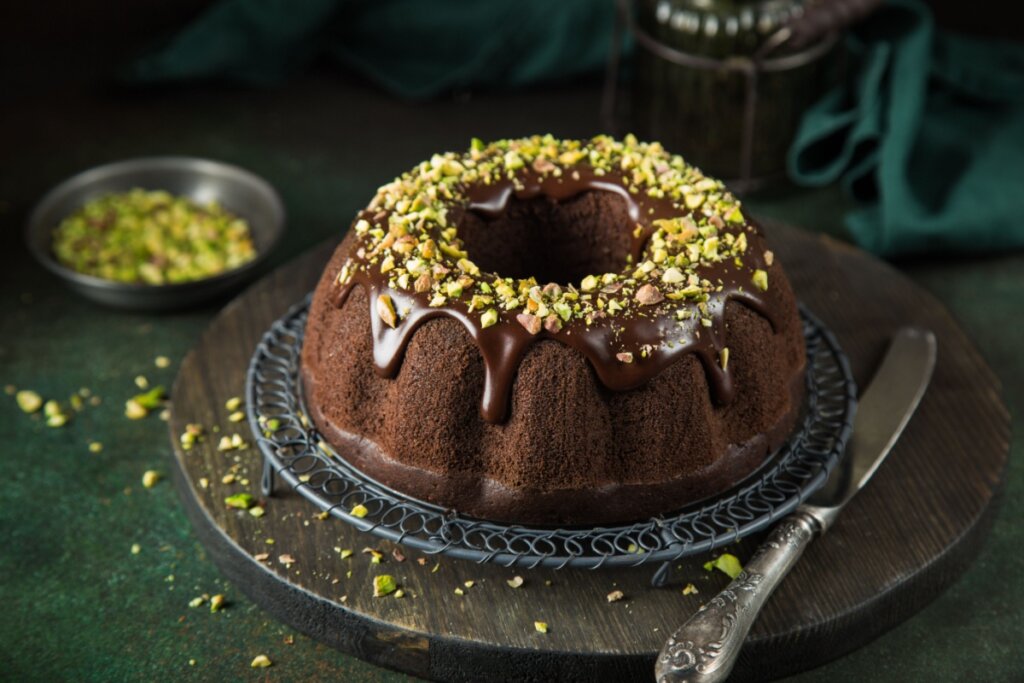Bolo de chocolate com cobertura: 3 receitas deliciosas e práticas