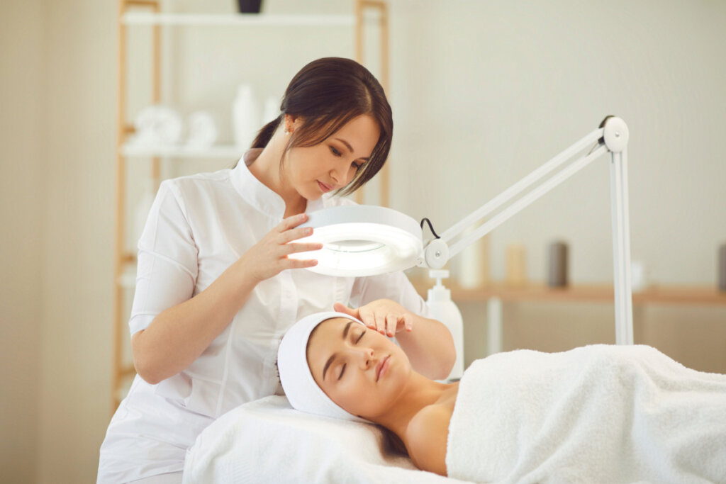O que causa vasinhos no rosto? 8 motivos que afetam a estética