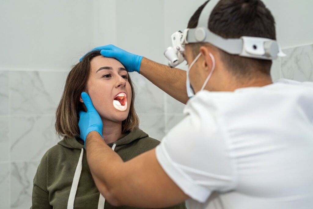 Mau hálito: 6 mitos e verdades sobre a halitose