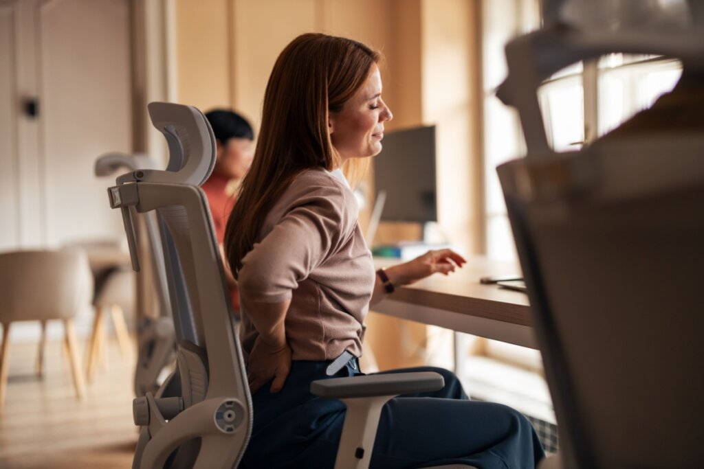 Dorsalgia: 4 dicas para evitar o desconforto na coluna no ambiente de trabalho