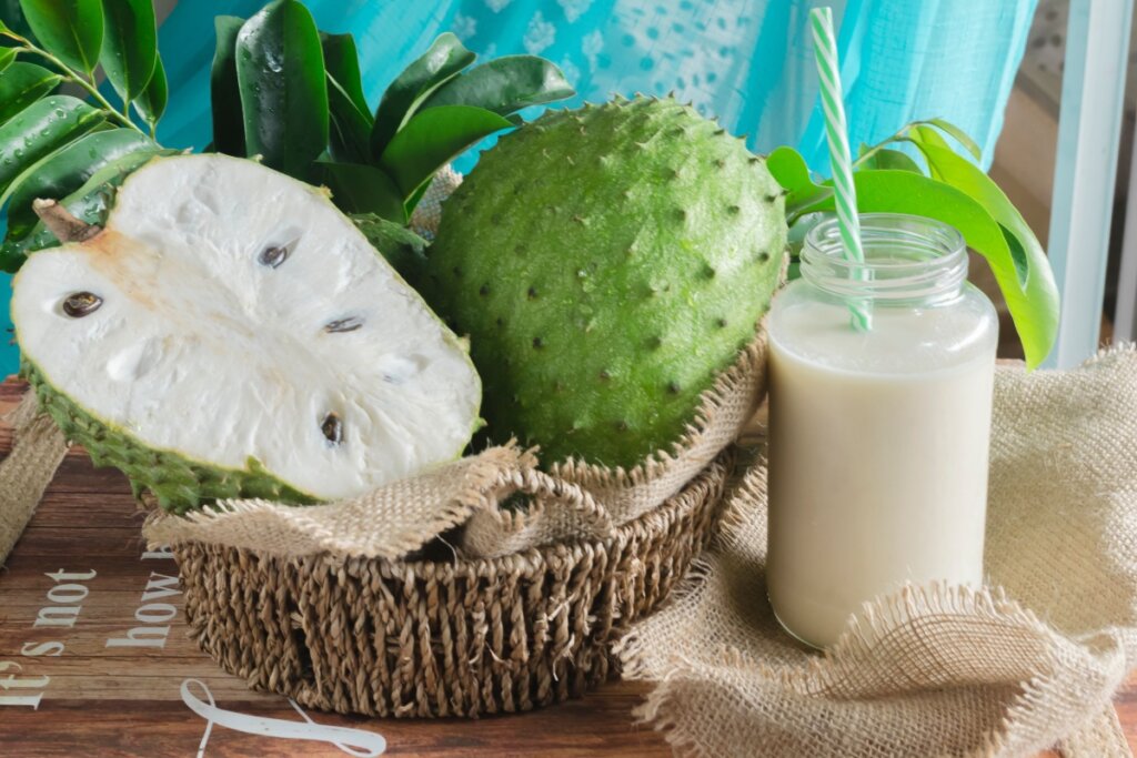 Graviola: 7 benefícios da fruta para a saúde e dicas de consumo