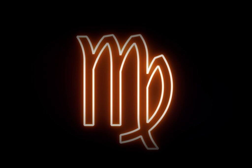 Ilustração digital do símbolo de Virgem (uma letra "M" estilizada com uma curva final que se cruza). O símbolo possui um efeito de brilho neon em tons de laranja e branco sobre um fundo preto sólido.