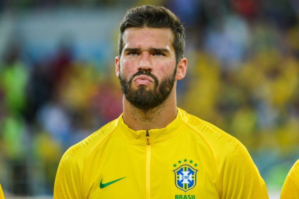 Alisson usando camisa da Seleção Brasileira