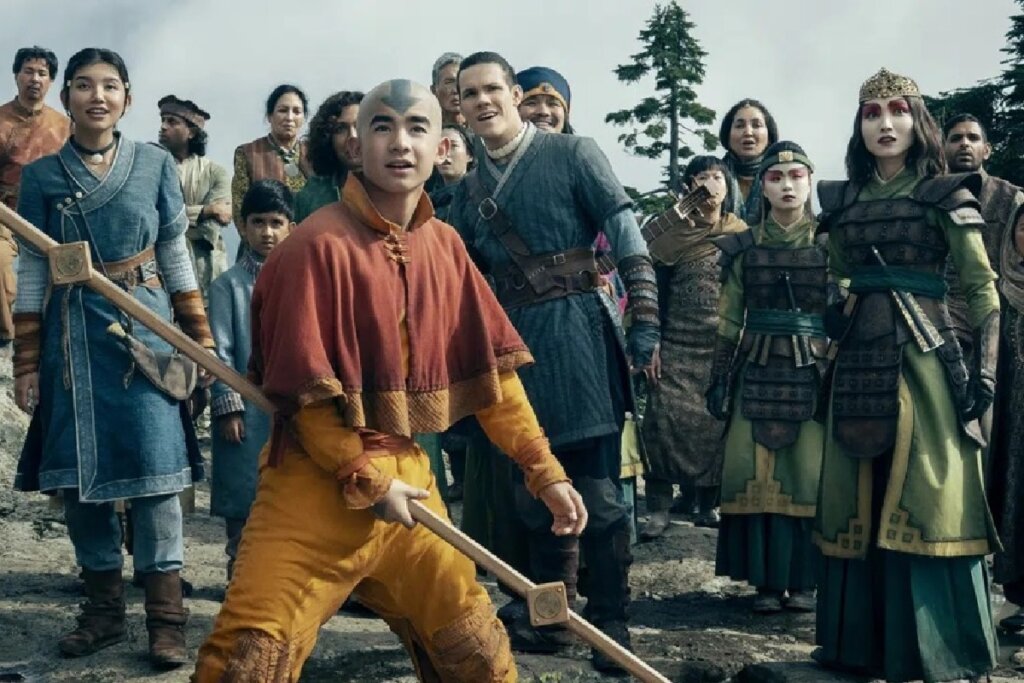 Foto promocional da série. O jovem Aang está no centro segurando o seu bastão, cercado por Katara, Sokka e guerreiras Kyoshi em um cenário rochoso.
