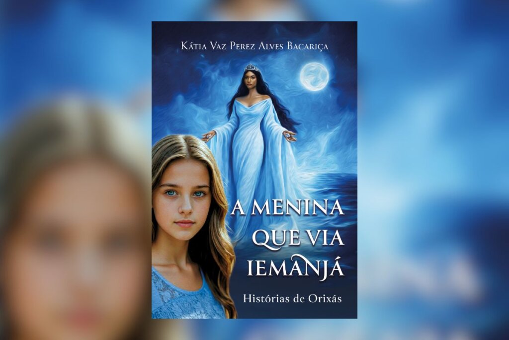 Imagem dividida em dois planos. À esquerda, o rosto de uma menina; ao fundo, uma representação etérea de Iemanjá em um vestido azul sobre o mar iluminado pelo luar.