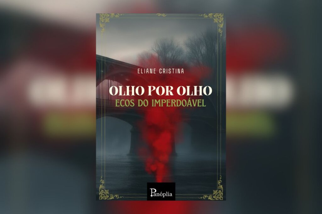 Imagem atmosférica de uma ponte sobre águas calmas em um dia nublado, com uma fumaça vermelha intensa subindo do centro da imagem.