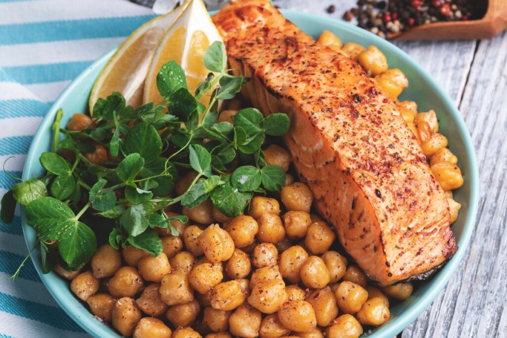 Almoço proteico: 5 receitas leves com frango e peixe para o dia a dia