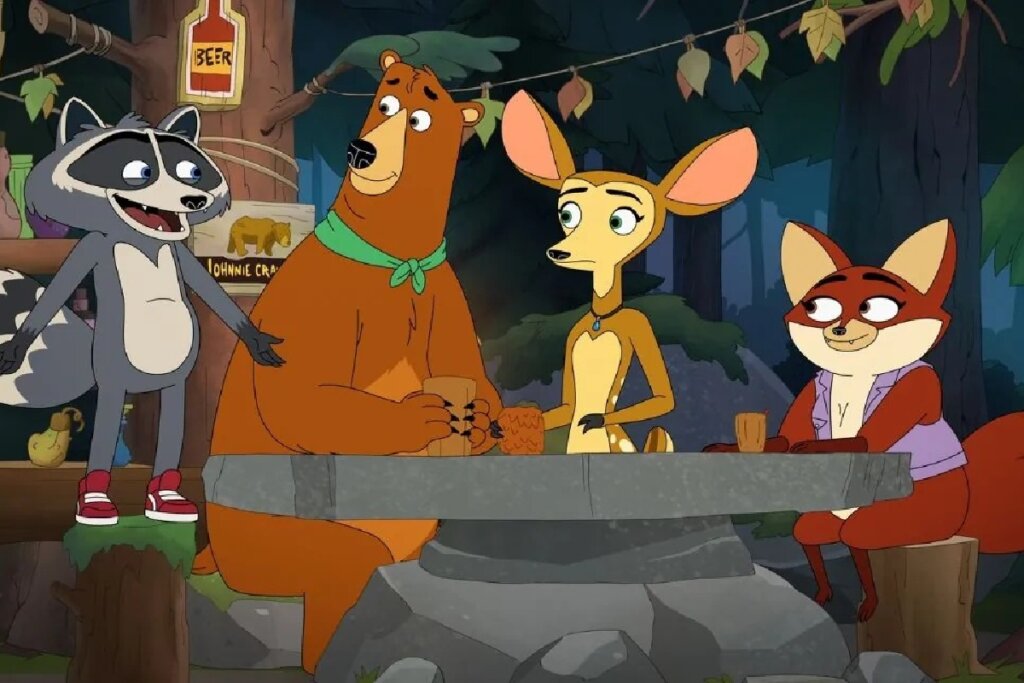 Uma ilustração em estilo de animação digital mostra quatro animais antropomórficos reunidos ao redor de uma mesa de pedra em um ambiente florestal à noite. À esquerda, um guaxinim cinza usa tênis vermelhos e gesticula animadamente. Ao lado dele, um grande urso marrom com um lenço verde no pescoço segura um copo. No centro, uma cerva esguia com grandes orelhas e um colar azul observa com uma expressão desconfiada. À direita, uma raposa vermelha de colete lilás sorri discretamente, sentada em um tronco. Ao fundo, árvores escuras e varais com folhas secas decoram o cenário.