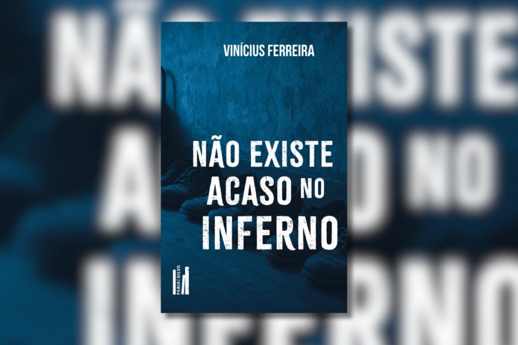 Capa de livro minimalista e sombria em tons de azul-escuro. Exibe o título "Não Existe Acaso no Inferno" em letras garrafais brancas, com a textura sutil de solados de sapatos ao fundo.
