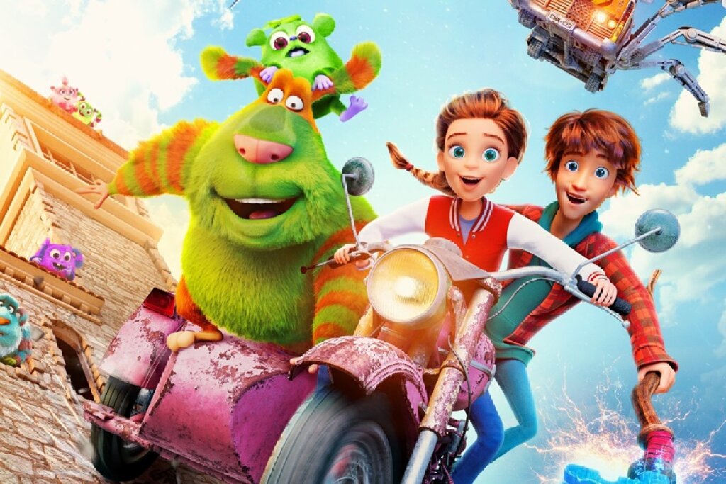 Ilustração de animação 3D colorida e dinâmica. Uma garota de cabelos castanhos em uma trança e um garoto de jaqueta xadrez estão montados em uma motocicleta antiga com sidecar. No sidecar, está uma grande criatura peluda e verde com listras alaranjadas nos braços, que sorri alegremente. Outras pequenas criaturas coloridas e um veículo robótico voador completam a cena sob um céu ensolarado.