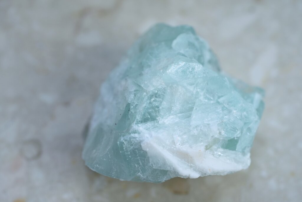 Pedra quartzo-verde em um fundo branco