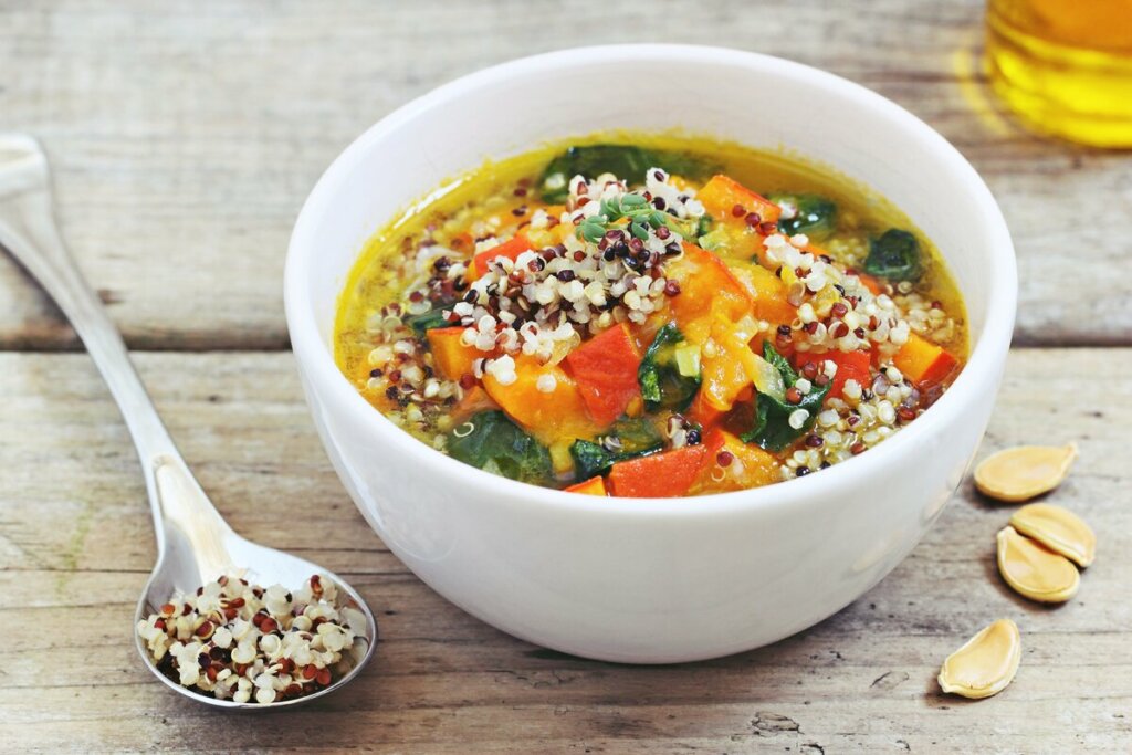 Sopas ricas em proteínas: 4 receitas nutritivas para começar a semana