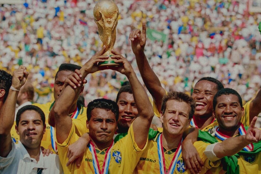 Foto dos jogadores de futebol da seleção brasileira, em 1994, levantando a taça