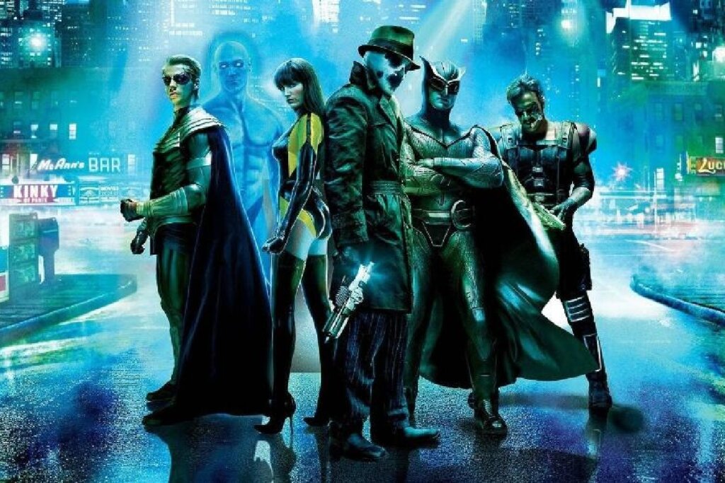 : Imagem promocional com os seis heróis principais de Watchmen alinhados numa rua escura e molhada, com luzes neon azuladas e verdes ao fundo.