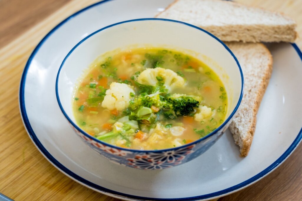 9 sopas detox fáceis e saudáveis para começar a semana bem