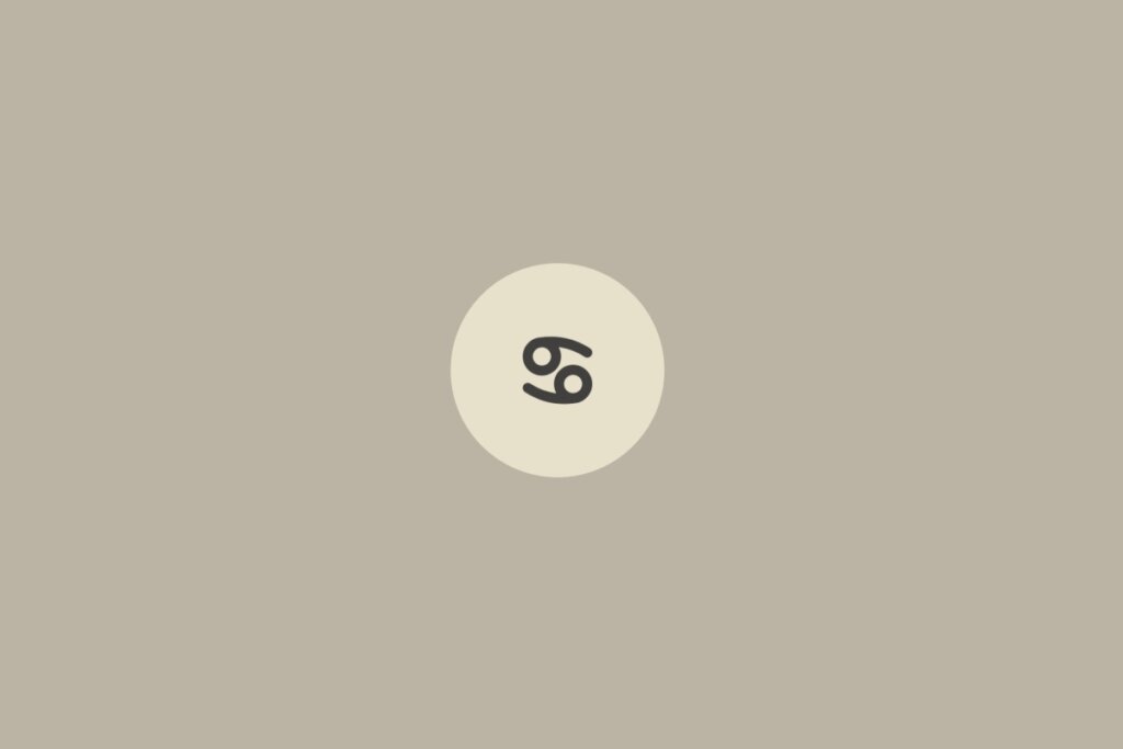 Imagem minimalista com fundo bege claro e o símbolo do signo de câncer centralizado dentro de um círculo em tom mais claro