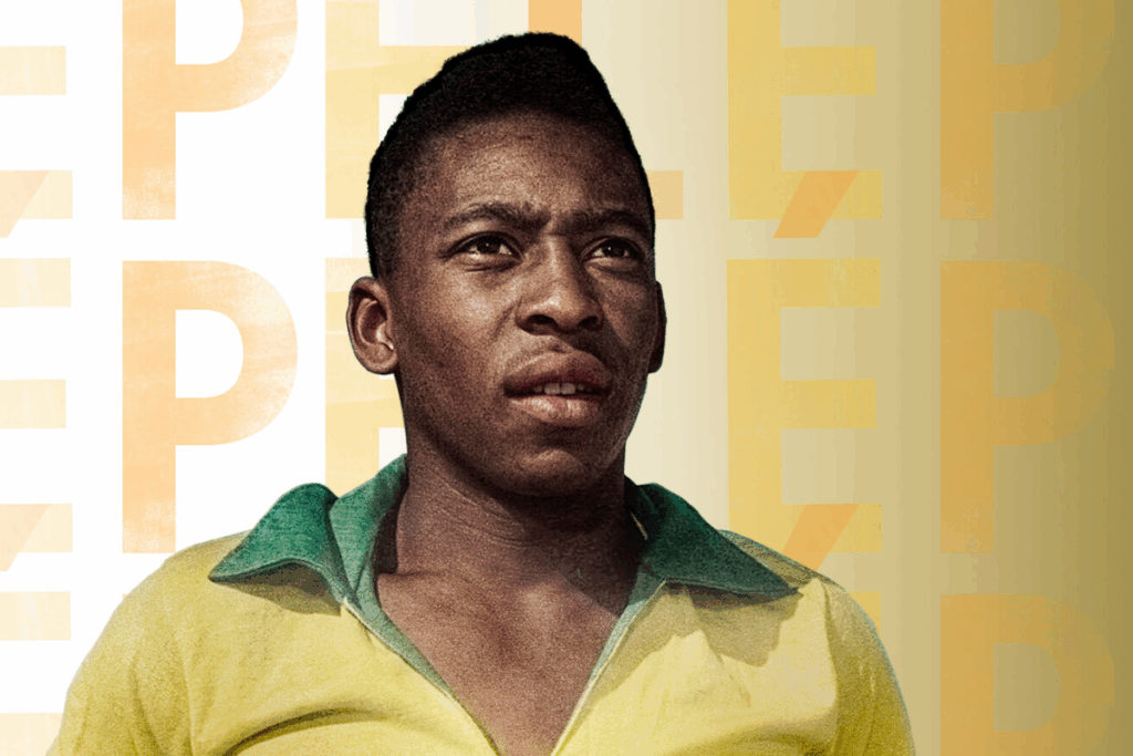 Imagem do jogador de futebol Pelé mais novo usando camiseta da seleção brasileira em fundo amarelo e branco com o nome Pelé escrito diversas vezes