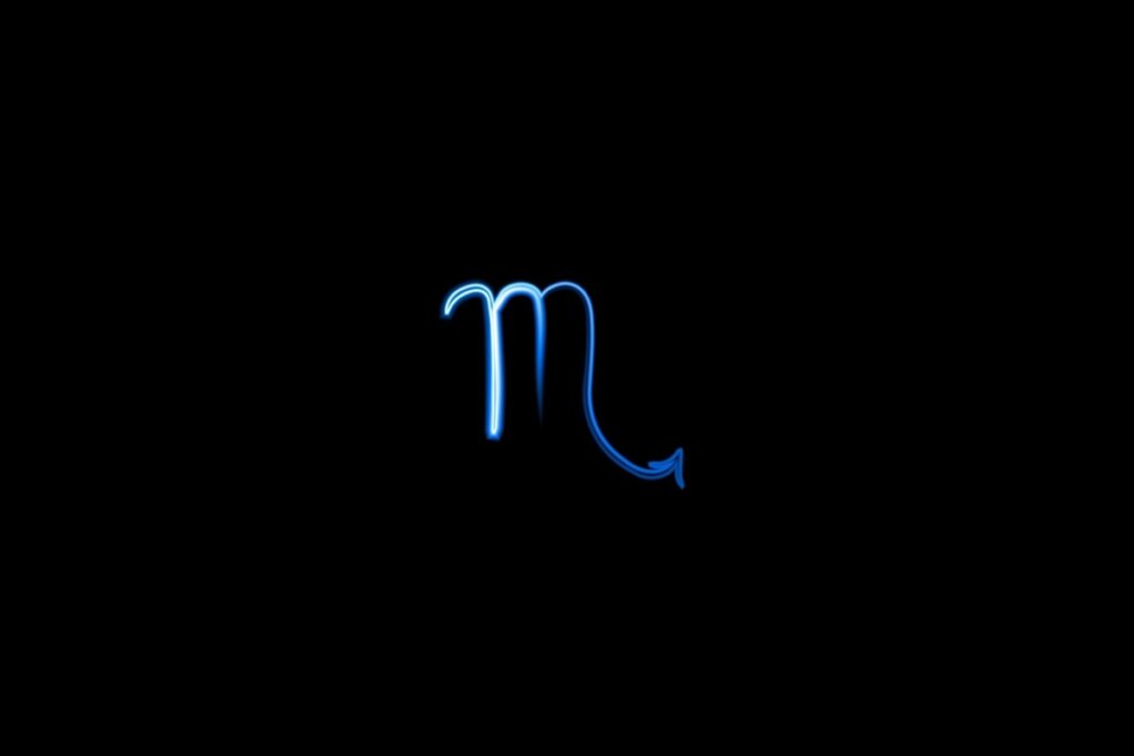 Ilustração do signo de escorpião em azul sobre um fundo preto