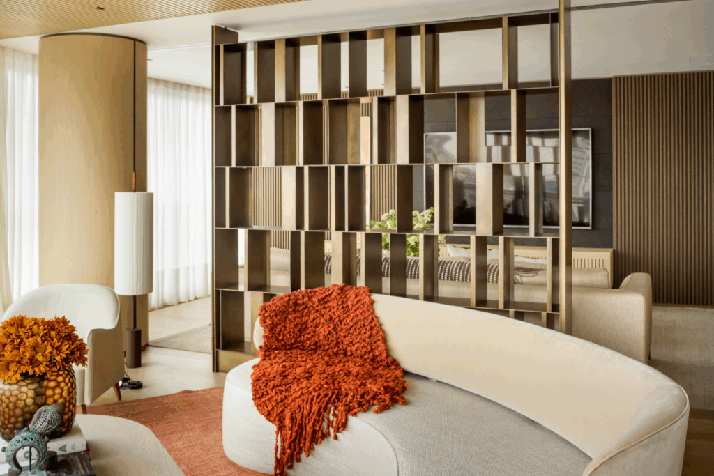 Estante vazada dividindo a sala de estar com sala de jantar