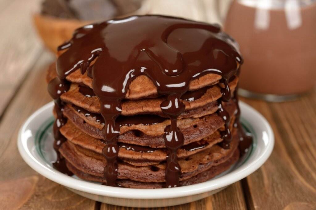 panquecas de chocolate com calda de chocolate empilhadas 