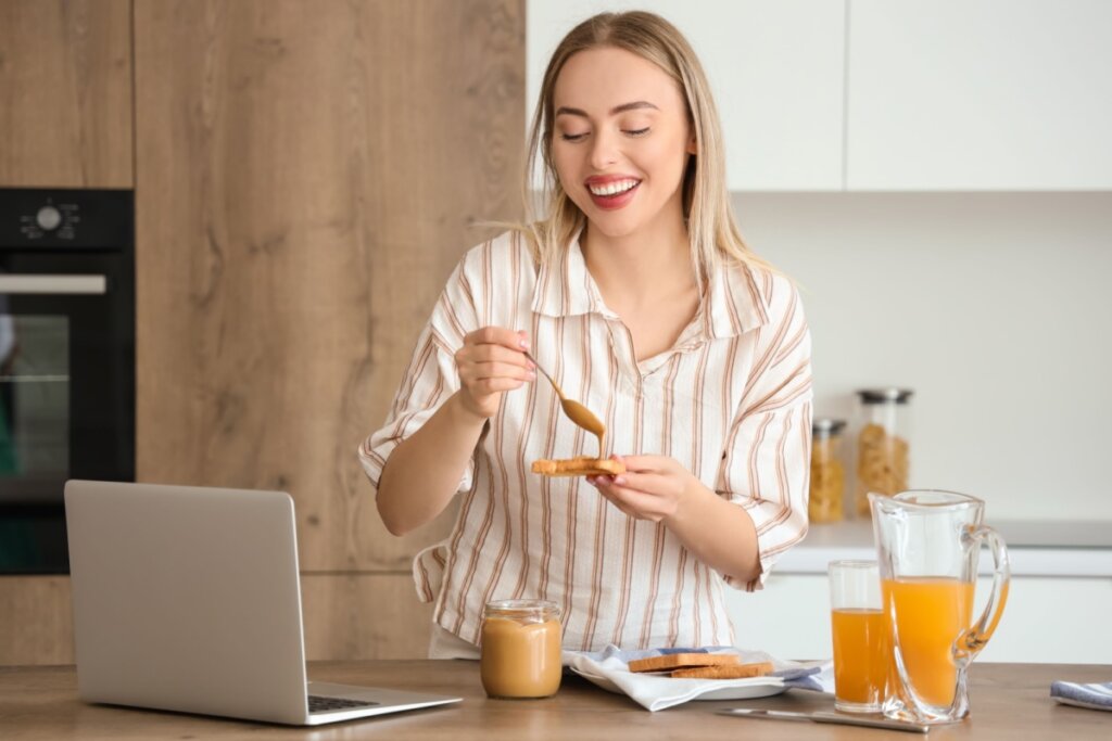 Pasta de amendoim: veja 4 benefícios e como escolher a versão certa