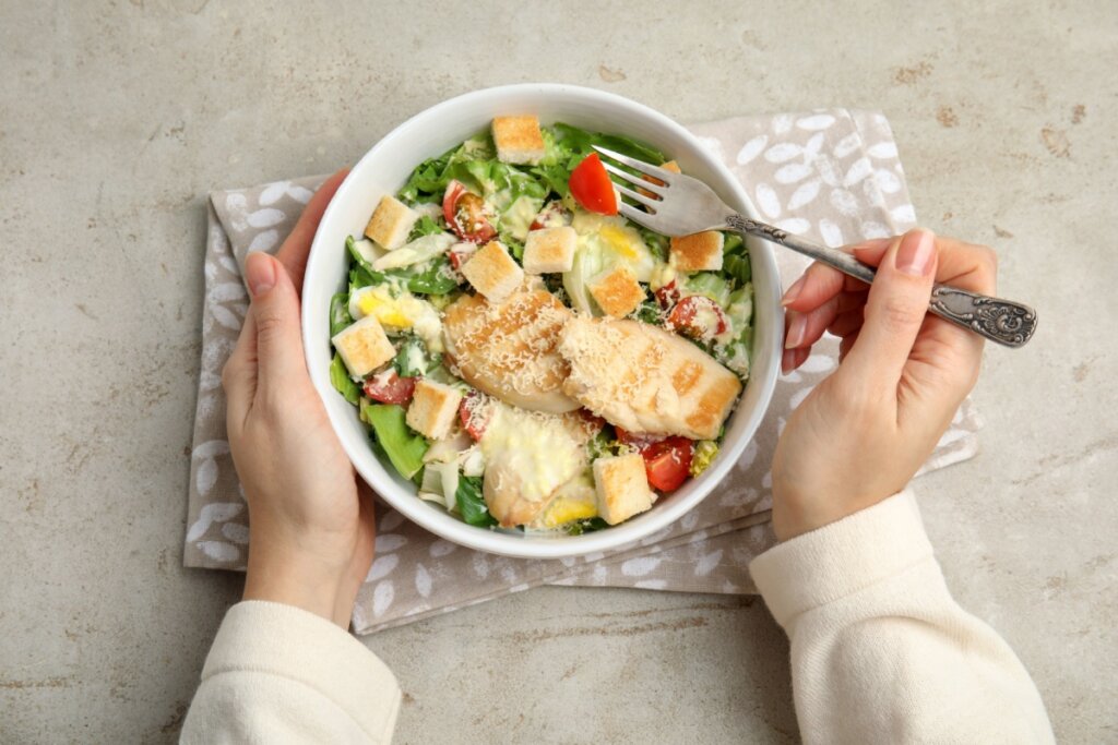 Fome noturna: 11 dicas para controlar a vontade de comer doce à noite