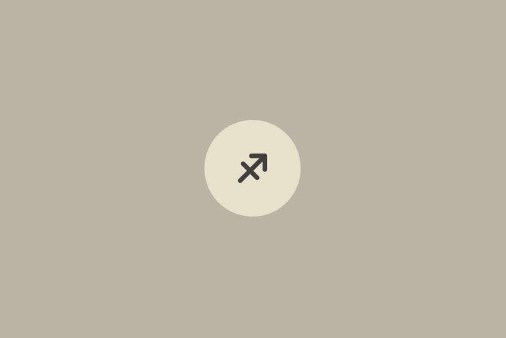 Imagem minimalista com fundo bege claro e o símbolo do signo de sagitário centralizado dentro de um círculo em tom mais claro