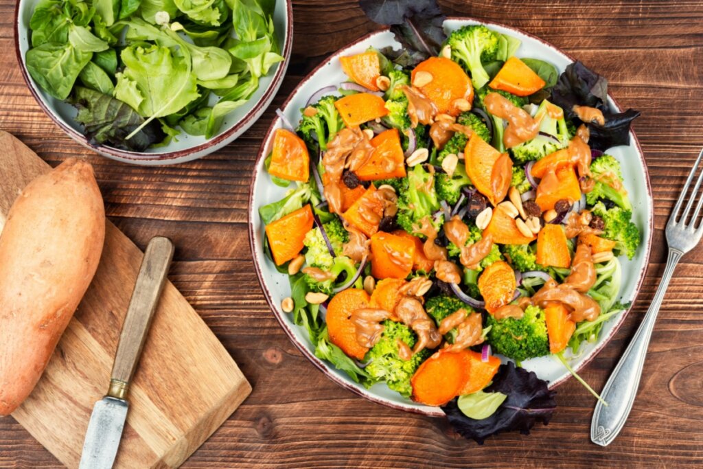 Almoço saudável: 5 saladas mornas para os dias frios