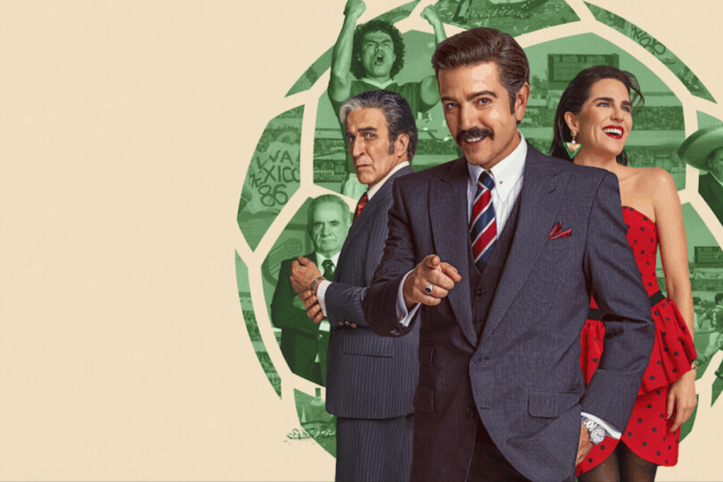 Dois homens e uma mulher elegantes posando diante de referências ao futebol mexicano