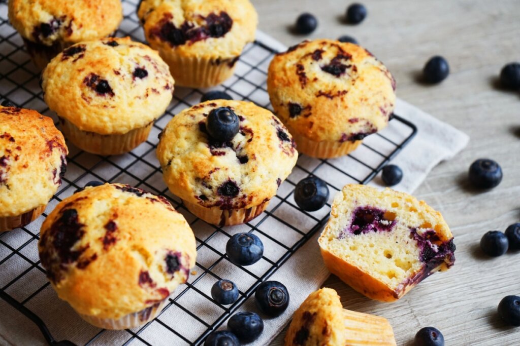 Muffins de baunilha com mirtilo em cima de grande preta