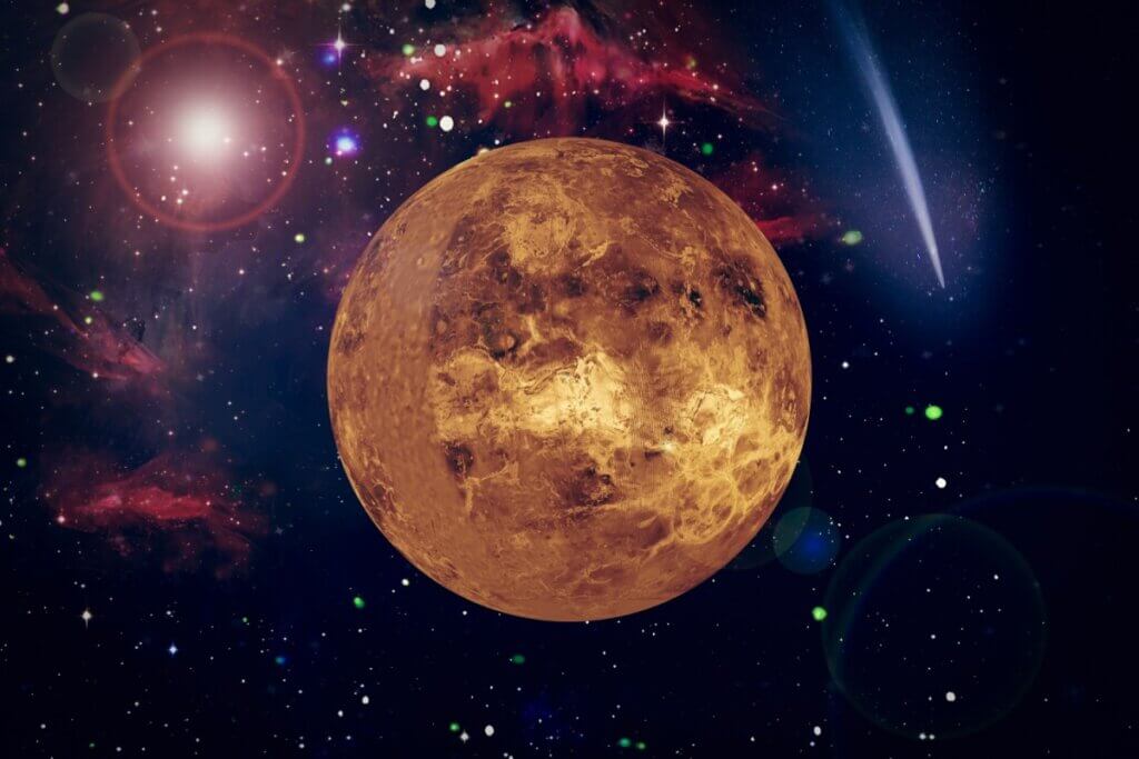 Uma ilustração artística do planeta Vênus em destaque no centro, exibindo uma superfície rochosa em tons de dourado e marrom sob uma iluminação lateral. O planeta está posicionado contra um fundo cósmico vibrante, composto por nebulosas avermelhadas, estrelas brilhantes e um cometa com uma cauda longa e luminosa no canto superior direito.