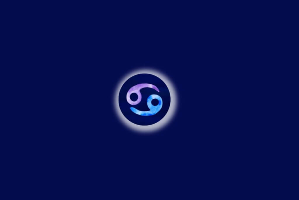 Símbolo do signo de câncer, com tons de azul-claro e lilás, envolvido por um brilho branco e em destaque sobre fundo azul-escuro
