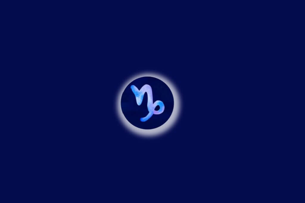 Símbolo do signo de capricórnio, com tons de azul-claro e lilás, envolvido por um brilho branco e em destaque sobre fundo azul-escuro