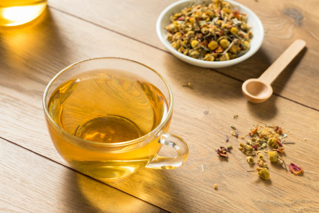 Aprenda 3 receitas de chá caseiro para melhorar a indigestão