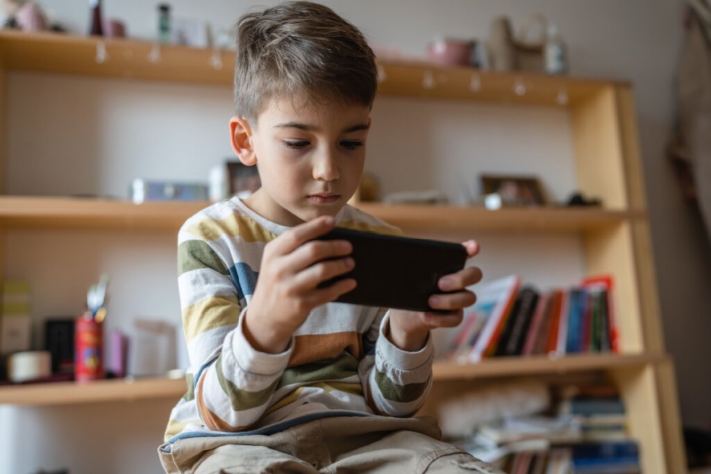Entenda como o excesso de telas pode confundir sintomas de TDAH em crianças e adolescentes