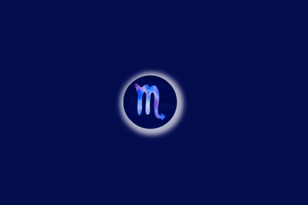 Símbolo do signo de escorpião, com tons de azul-claro e lilás, envolvido por um brilho branco e em destaque sobre fundo azul-escuro