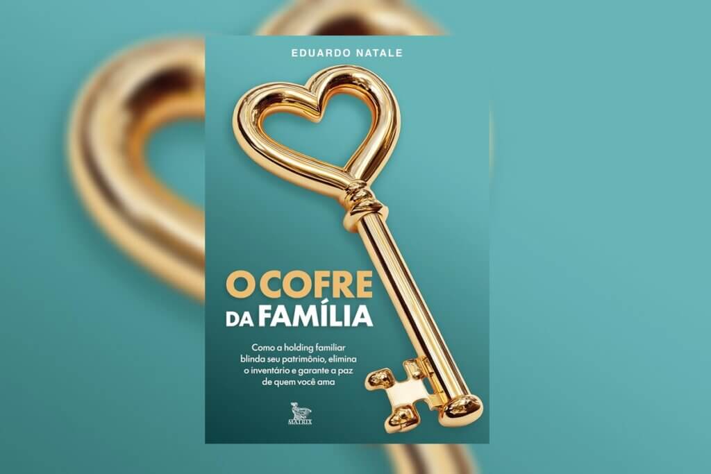 Capa de livro em tons de verde com chave com formato de coração dourado e escrito o título e autor em dourado e branco