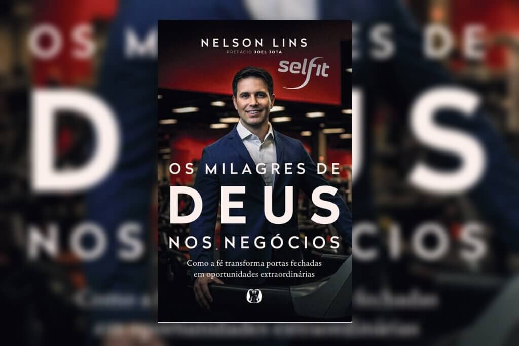 Capa de livro preta com imagem do autor e título e nome em branco