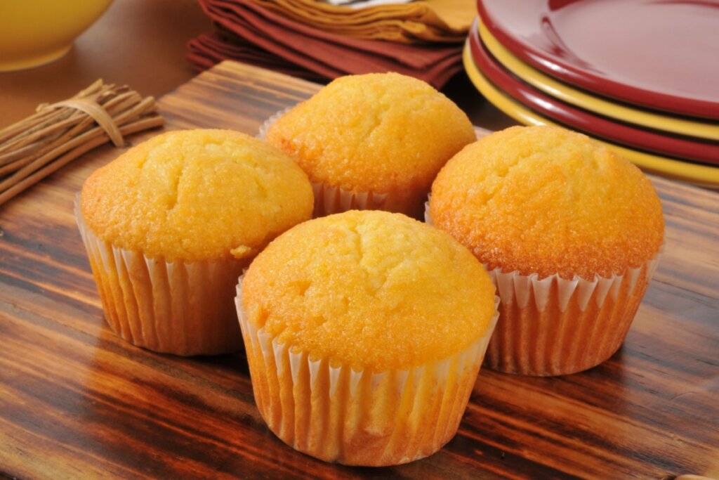 Muffin de milho servido em cima de mesa de madeira