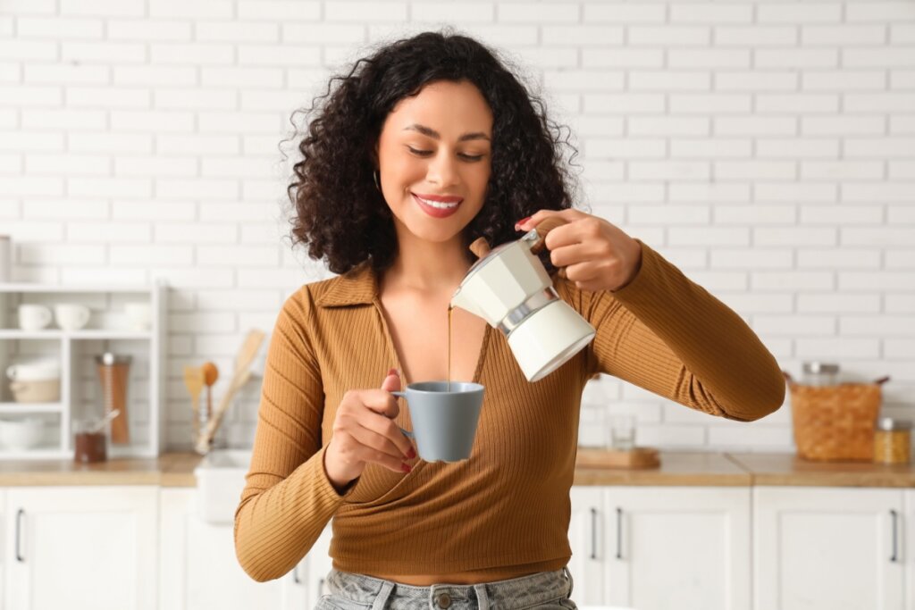 Chá verde pode substituir o café? Entenda os efeitos de cada bebida no organismo