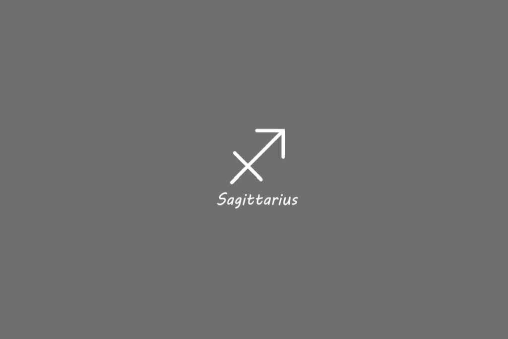 Símbolo do signo de sagitário, na cor banca, centralizado em um fundo cinza e com o nome embaixo