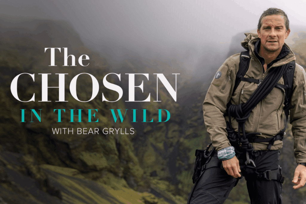 Capa da série "The Chosen in the Wild com Bear Grylls", com a foto de Bear Grylls em uma montanha nublada ao fundo e o nome da série ao lado dele 