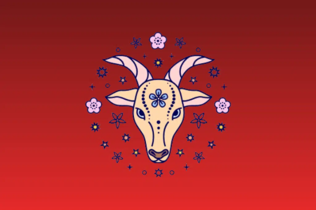 Ilustração estilizada da cabeça de uma cabra bege com chifres curvos e detalhes decorativos, cercada por flores e estrelas sobre fundo vermelho gradiente.