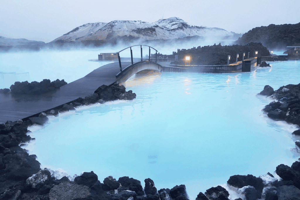 Imagem de lago com água azul turquesa e ponte ligando lago ao cais