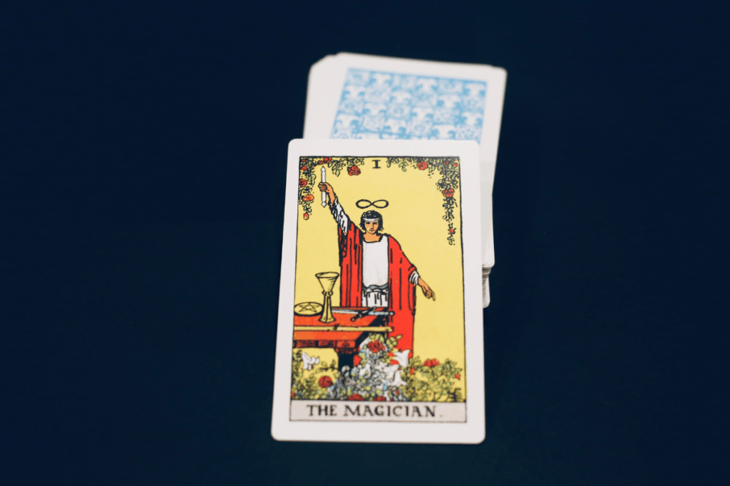 Bastão, taça, espada e pentáculo: entenda os símbolos da carta do Mago no Tarot